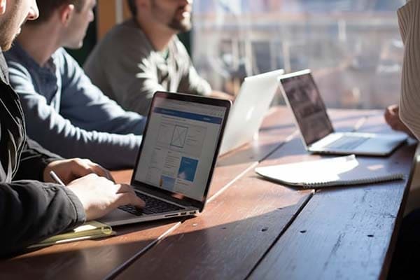 Equipo de CORUZ colaborando para diseñar páginas web en México